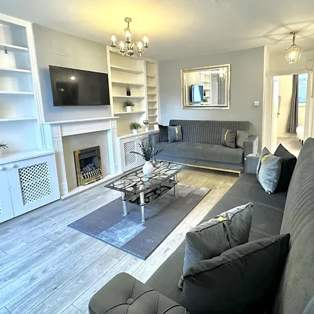 Newly Renovated Kensington 2 Bedroom Apartment With Balcony Near Harrods Sleeps 6, 2 Min Walk From Station